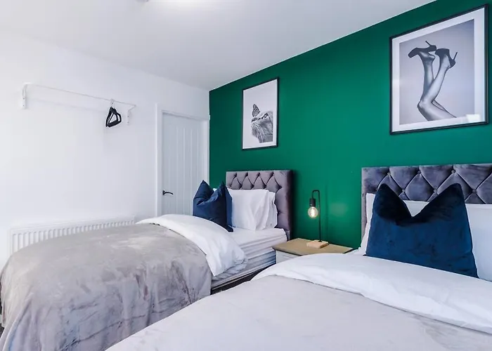 Holiday home Beautiful 3 Bedroom Sleeps 8 With Parking By Purestay