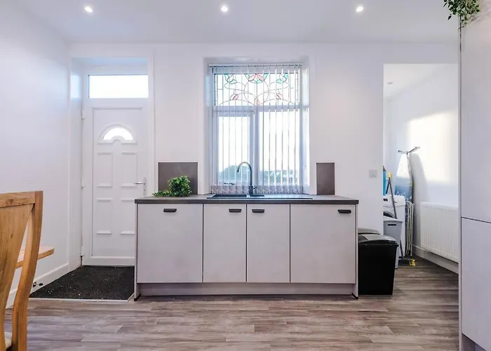 Holiday home Beautiful 3 Bedroom Sleeps 8 With Parking By Purestay