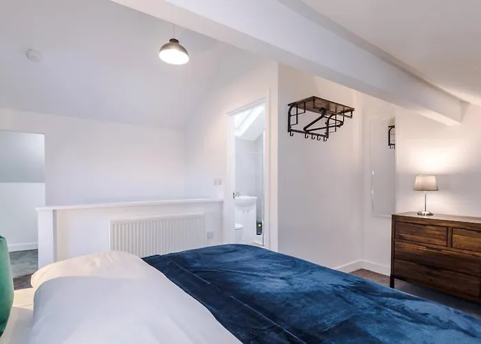 Beautiful 3 Bedroom Sleeps 8 With Parking By Purestay Bradford (West Yorkshire)
