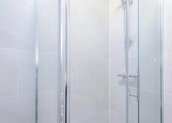 Beautiful 3 Bedroom Sleeps 8 With Parking By Purestay * Bradford (West Yorkshire)