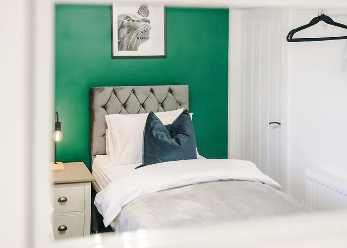 Beautiful 3 Bedroom Sleeps 8 With Parking By Purestay *