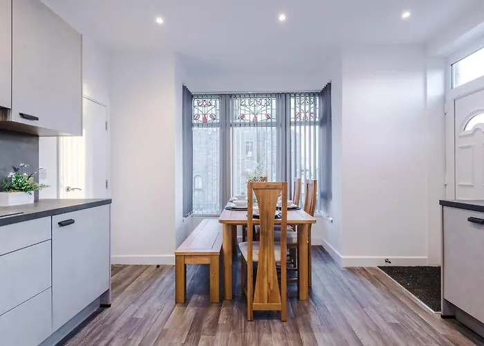 Casa vacanze Beautiful 3 Bedroom Sleeps 8 With Parking By Purestay