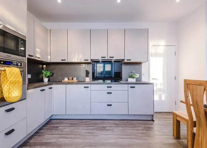 Beautiful 3 Bedroom Sleeps 8 With Parking By Purestay Bradford (West Yorkshire)