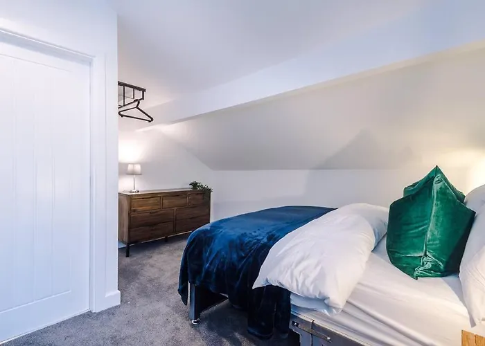 Holiday home Beautiful 3 Bedroom Sleeps 8 With Parking By Purestay *