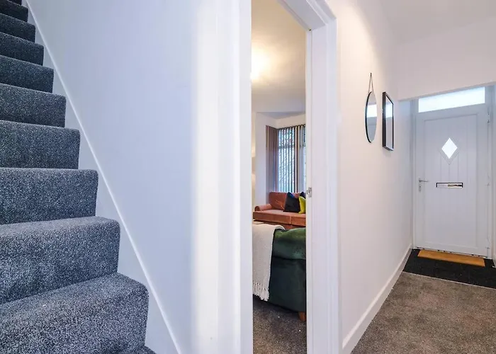 Beautiful 3 Bedroom Sleeps 8 With Parking By Purestay