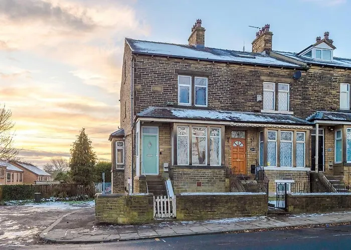 Beautiful 3 Bedroom Sleeps 8 With Parking By Purestay Bradford (West Yorkshire)