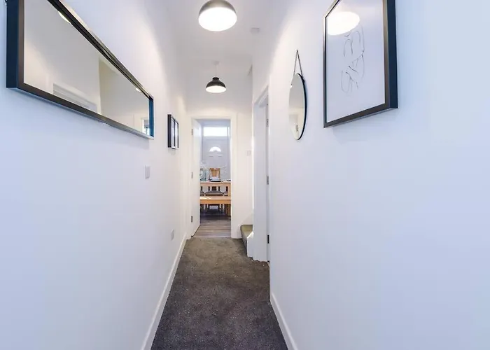 Beautiful 3 Bedroom Sleeps 8 With Parking By Purestay Bradford (West Yorkshire)