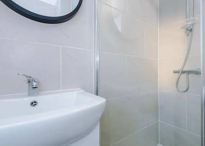 Beautiful 3 Bedroom Sleeps 8 With Parking By Purestay Casa vacanze