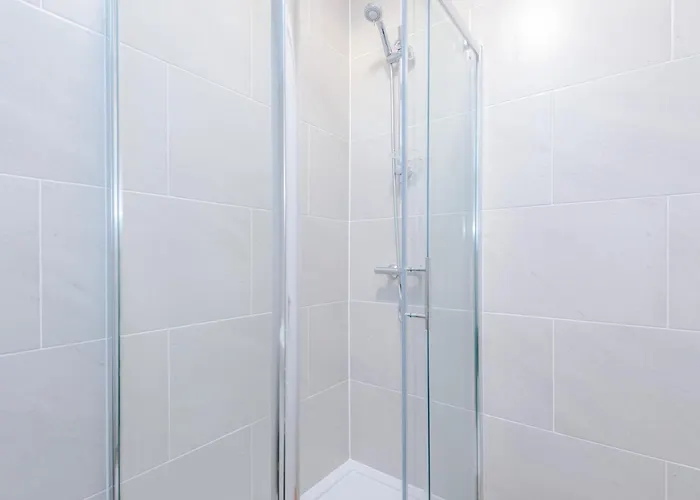 Beautiful 3 Bedroom Sleeps 8 With Parking By Purestay *