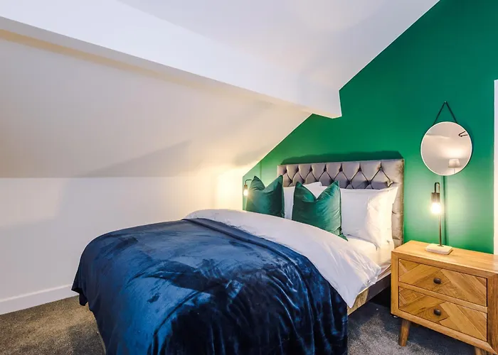 Beautiful 3 Bedroom Sleeps 8 With Parking By Purestay Bradford (West Yorkshire)