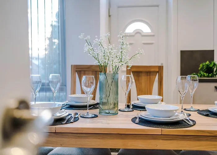 Beautiful 3 Bedroom Sleeps 8 With Parking By Purestay *