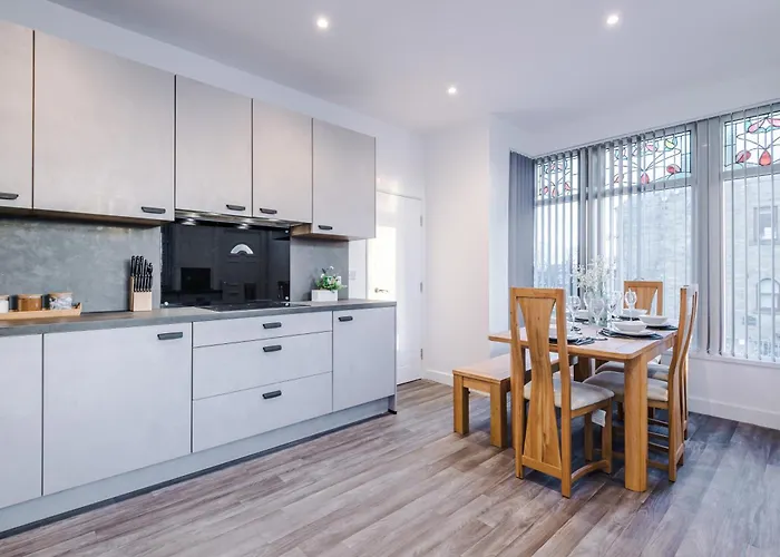 Beautiful 3 Bedroom Sleeps 8 With Parking By Purestay * Bradford (West Yorkshire)