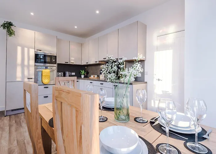 Beautiful 3 Bedroom Sleeps 8 With Parking By Purestay * Bradford (West Yorkshire)
