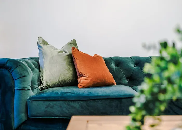 Beautiful 3 Bedroom Sleeps 8 With Parking By Purestay