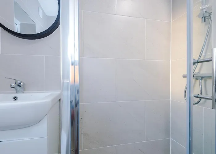 Beautiful 3 Bedroom Sleeps 8 With Parking By Purestay Bradford (West Yorkshire)