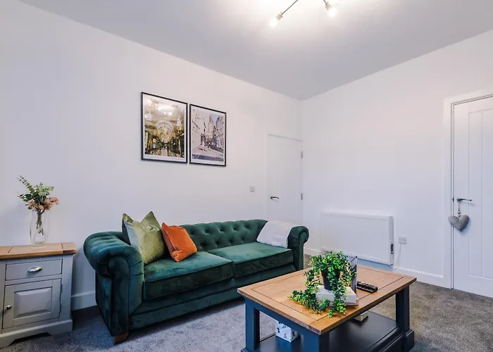 Beautiful 3 Bedroom Sleeps 8 With Parking By Purestay Holiday home