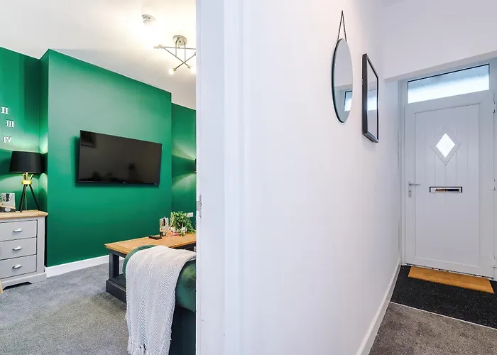 Beautiful 3 Bedroom Sleeps 8 With Parking By Purestay * Bradford (West Yorkshire)