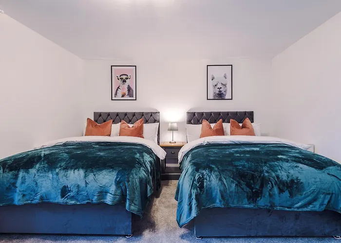 Beautiful 3 Bedroom Sleeps 8 With Parking By Purestay Holiday home