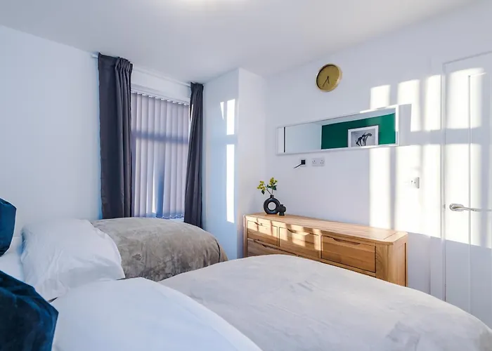 Beautiful 3 Bedroom Sleeps 8 With Parking By Purestay *