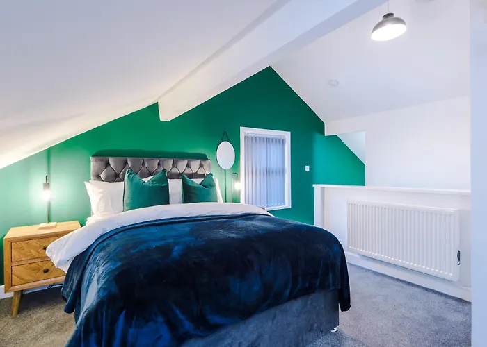Beautiful 3 Bedroom Sleeps 8 With Parking By Purestay Bradford (West Yorkshire)