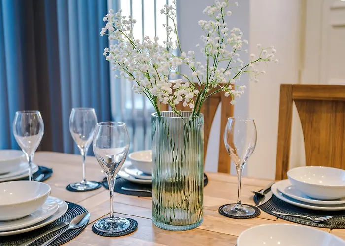 Beautiful 3 Bedroom Sleeps 8 With Parking By Purestay