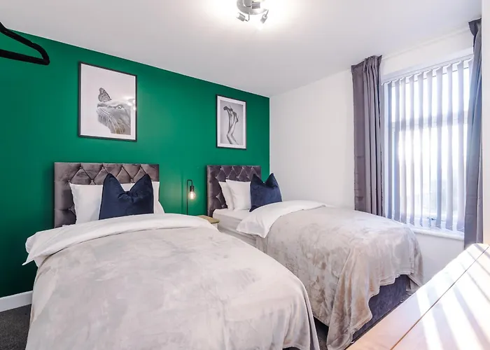 Beautiful 3 Bedroom Sleeps 8 With Parking By Purestay *