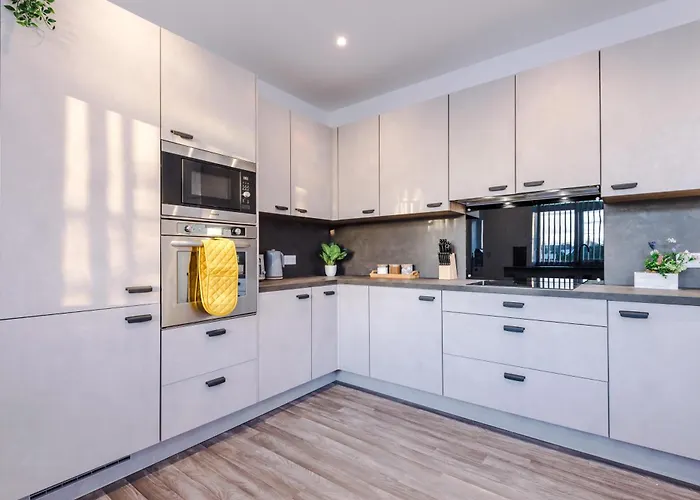 Beautiful 3 Bedroom Sleeps 8 With Parking By Purestay Casa vacanze