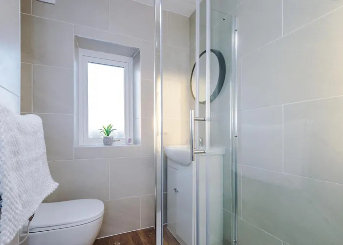 Beautiful 3 Bedroom Sleeps 8 With Parking By Purestay Bradford (West Yorkshire)