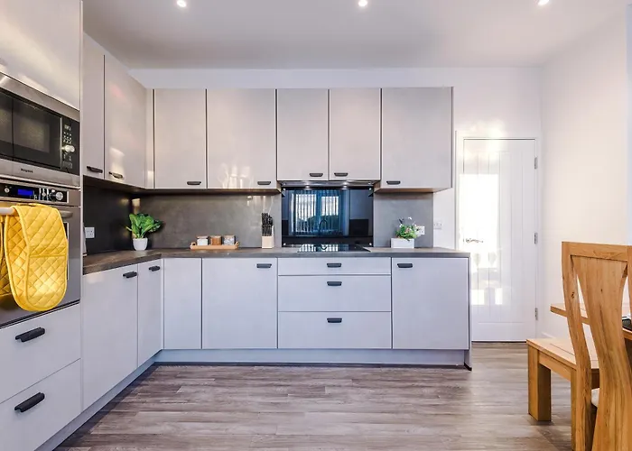 Beautiful 3 Bedroom Sleeps 8 With Parking By Purestay Casa vacanze Bradford (West Yorkshire)