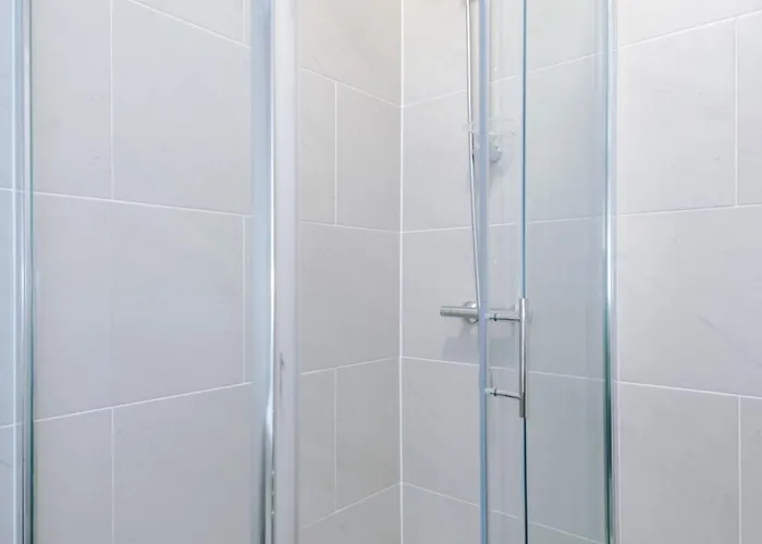 Beautiful 3 Bedroom Sleeps 8 With Parking By Purestay Bradford (West Yorkshire)