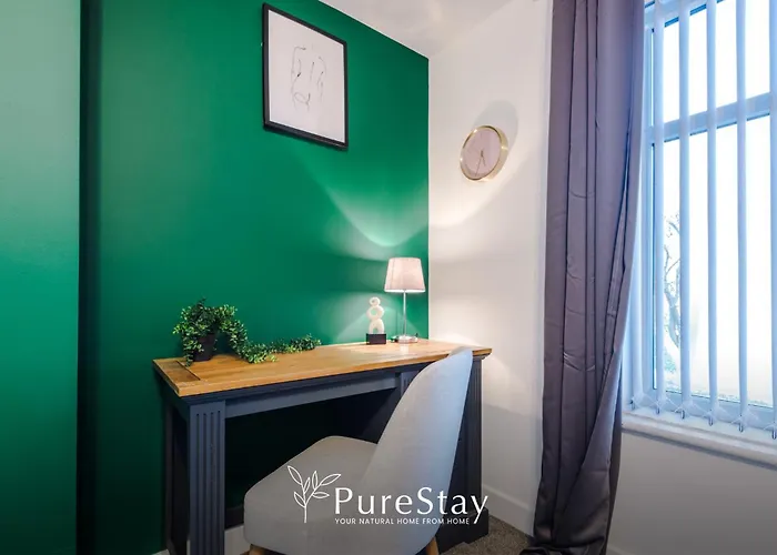 Beautiful 3 Bedroom Sleeps 8 With Parking By Purestay * Bradford (West Yorkshire)