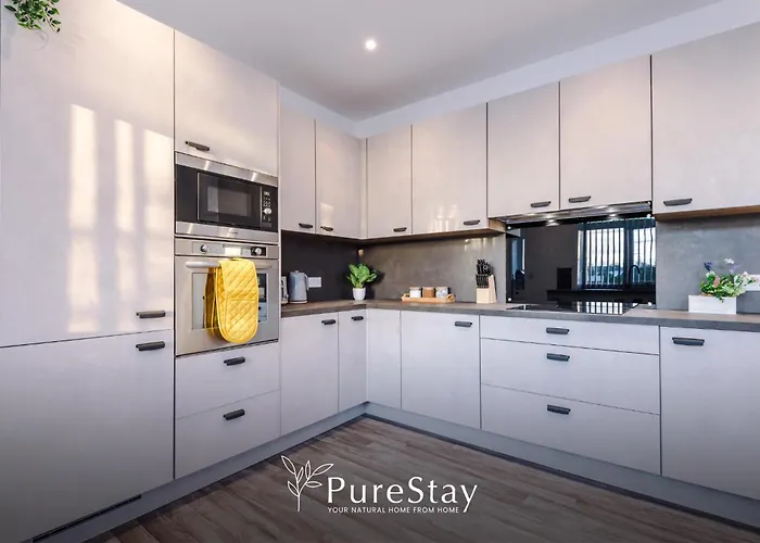 Beautiful 3 Bedroom Sleeps 8 With Parking By Purestay