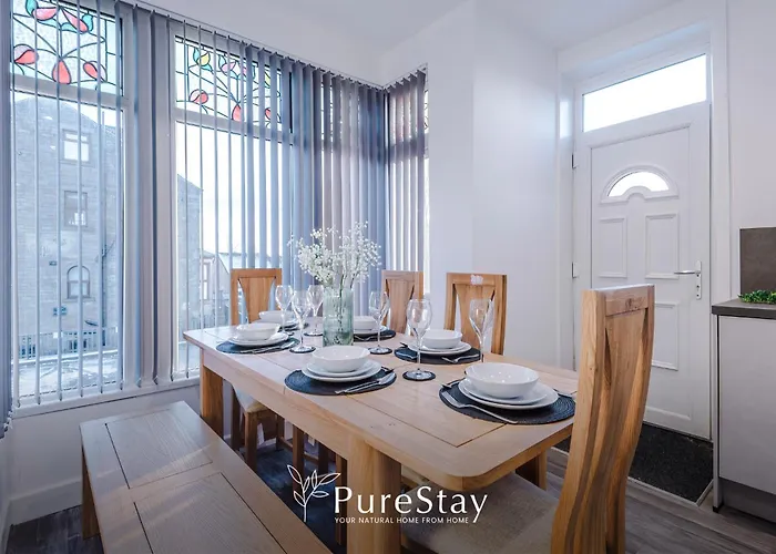 Beautiful 3 Bedroom Sleeps 8 With Parking By Purestay Holiday home *