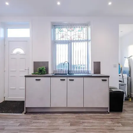 Holiday home Beautiful 3 Bedroom Sleeps 8 With Parking By Purestay