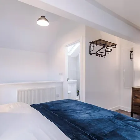 Beautiful 3 Bedroom Sleeps 8 With Parking By Purestay Bradford (West Yorkshire)
