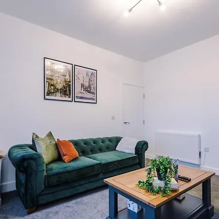 Beautiful 3 Bedroom Sleeps 8 With Parking By Purestay Holiday home *