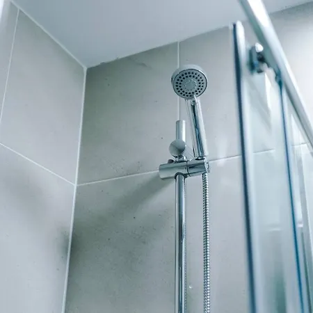 Beautiful 3 Bedroom Sleeps 8 With Parking By Purestay Bradford (West Yorkshire)