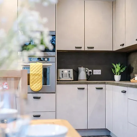 Beautiful 3 Bedroom Sleeps 8 With Parking By Purestay Bradford (West Yorkshire)