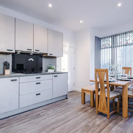 Beautiful 3 Bedroom Sleeps 8 With Parking By Purestay * Bradford (West Yorkshire)