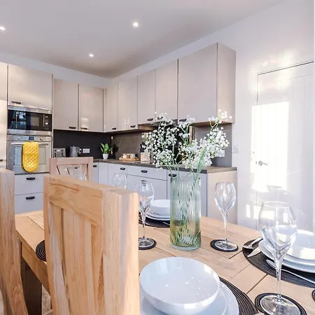 Beautiful 3 Bedroom Sleeps 8 With Parking By Purestay * Bradford (West Yorkshire)