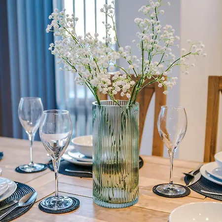 Beautiful 3 Bedroom Sleeps 8 With Parking By Purestay