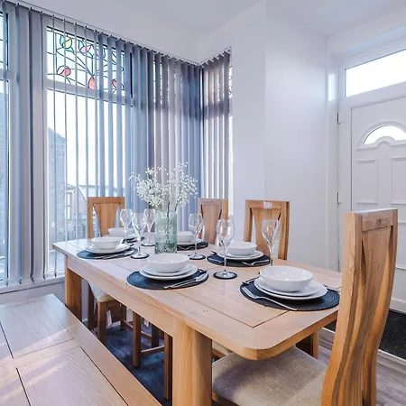 Holiday home Beautiful 3 Bedroom Sleeps 8 With Parking By Purestay