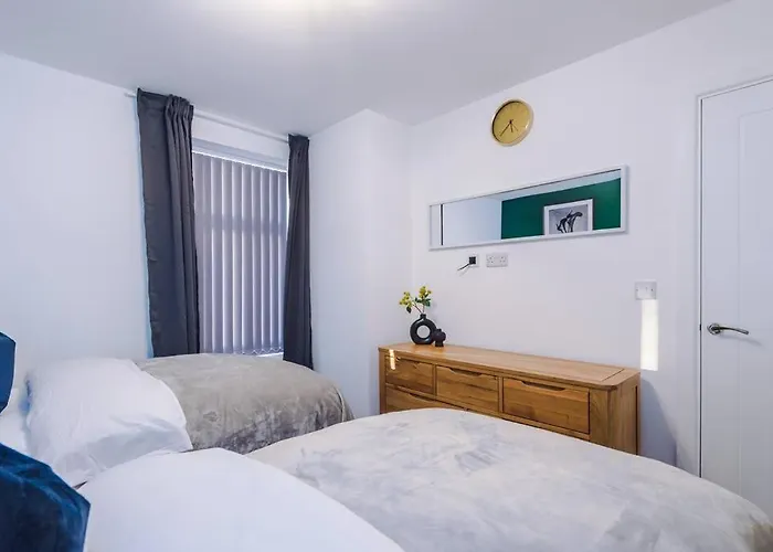 Holiday home Beautiful 3 Bedroom Sleeps 8 With Parking By Purestay