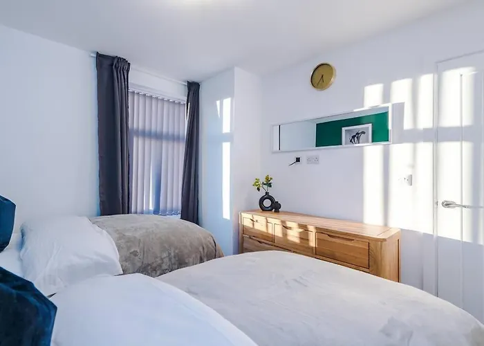 Beautiful 3 Bedroom Sleeps 8 With Parking By Purestay Holiday home Bradford (West Yorkshire)