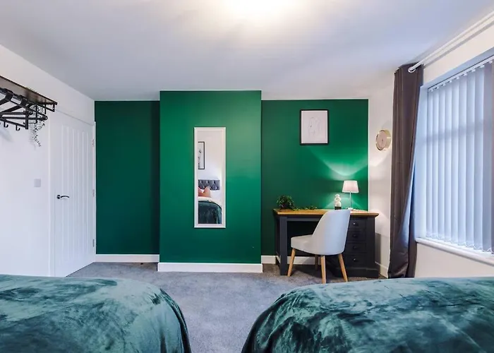 Holiday home Beautiful 3 Bedroom Sleeps 8 With Parking By Purestay *