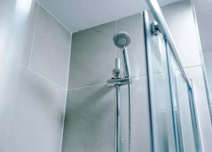 Beautiful 3 Bedroom Sleeps 8 With Parking By Purestay Bradford (West Yorkshire)