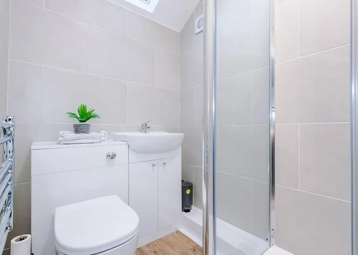 Holiday home Beautiful 3 Bedroom Sleeps 8 With Parking By Purestay *