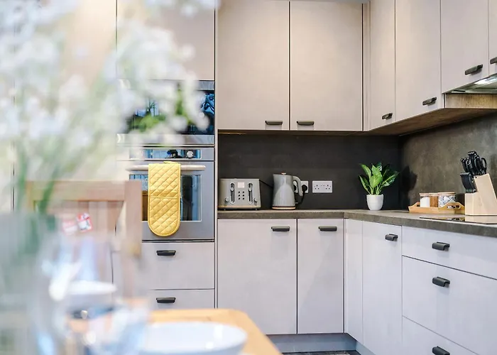 Beautiful 3 Bedroom Sleeps 8 With Parking By Purestay Bradford (West Yorkshire)