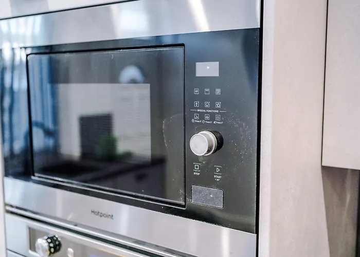 Beautiful 3 Bedroom Sleeps 8 With Parking By Purestay Bradford (West Yorkshire)