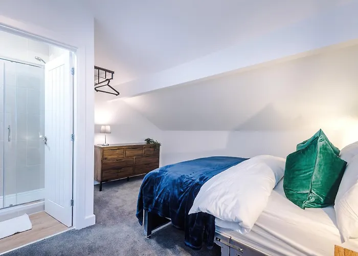 Beautiful 3 Bedroom Sleeps 8 With Parking By Purestay Holiday home